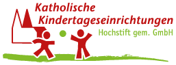 Das rot-grüne Logo der "Katholischen Kindertagesseinrichtungen" zeigt eine Kirche, zwei Kinder und den Text "Hochstift gem. GmbH" (Geschenkeladen Deutschland).